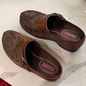 Klogs Women's Embossed Brown Leather Mules
